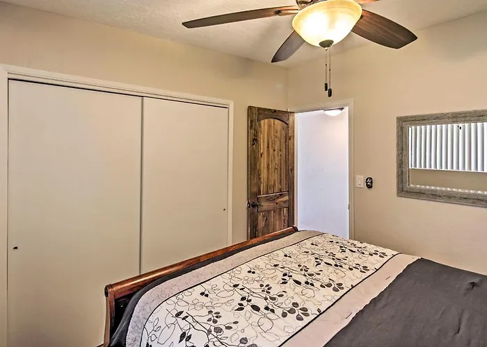 Waterfront In W/ Mtn Views & Dock! Holiday home Parker